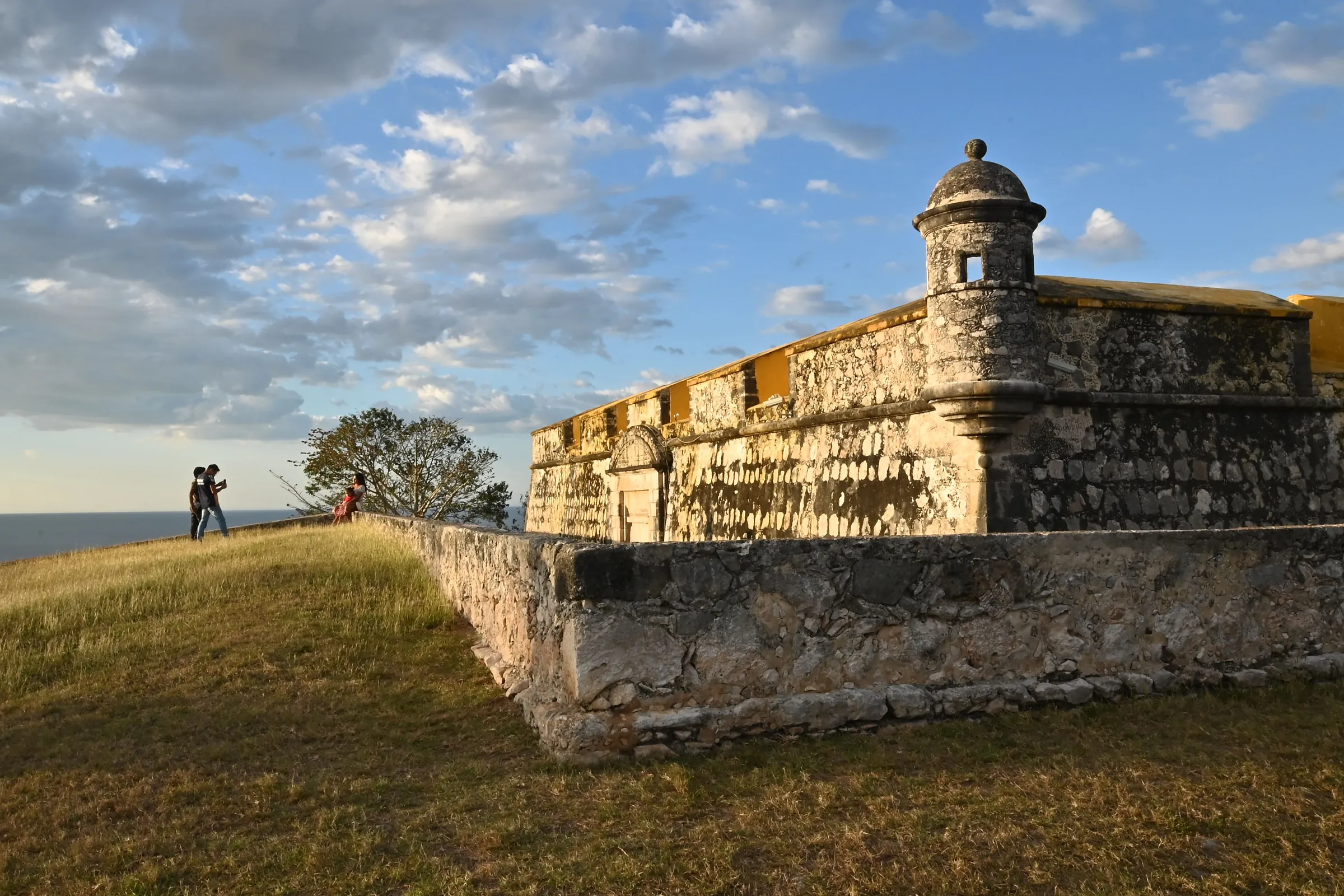 Garita del Fuerte de San José el Alto al atardecer, con el Golfo de México al fondo, en Campeche