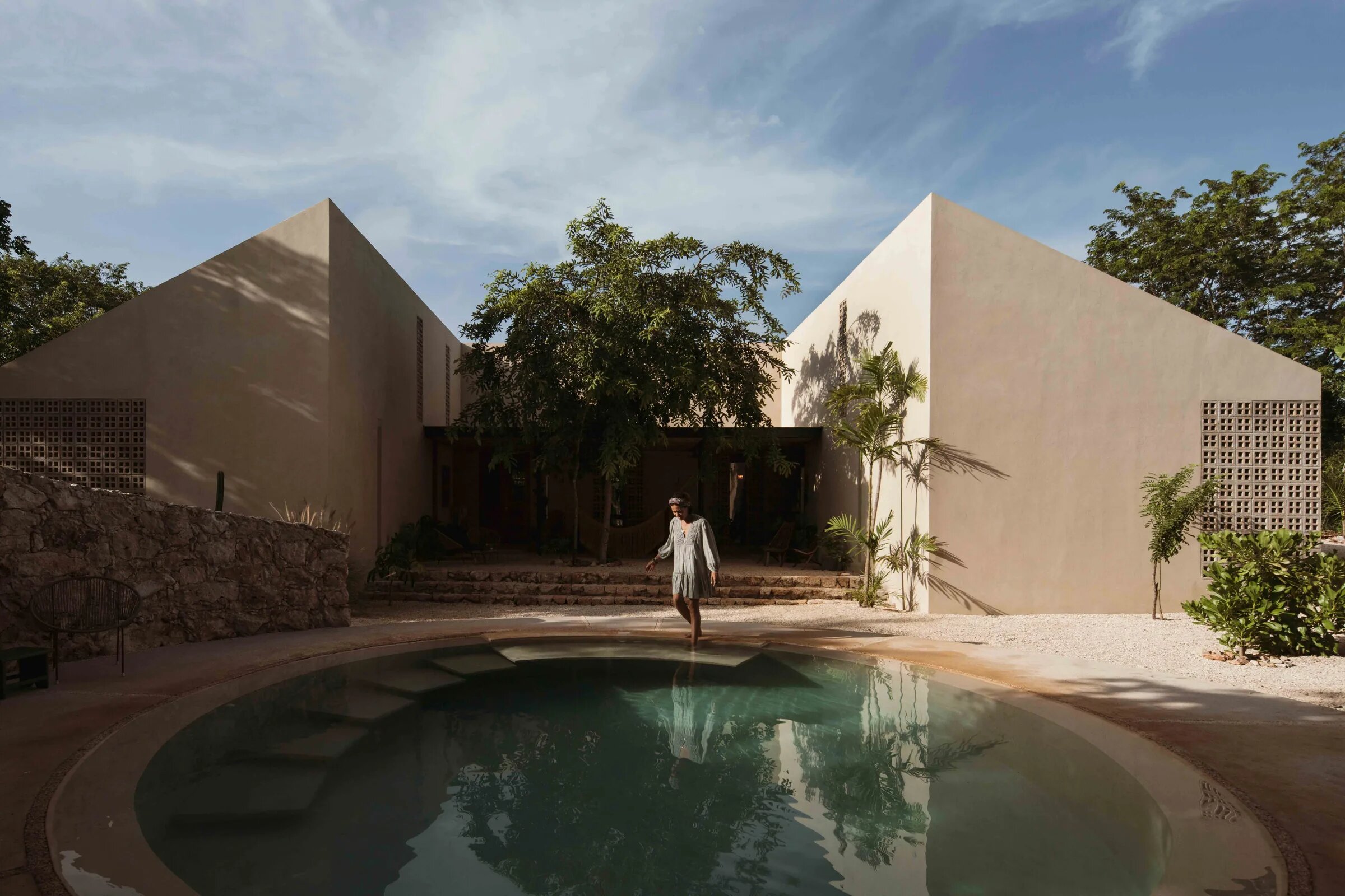 Alberca circular entre los dos volúmenes de Galopina Casa Silvestre, en Seyé