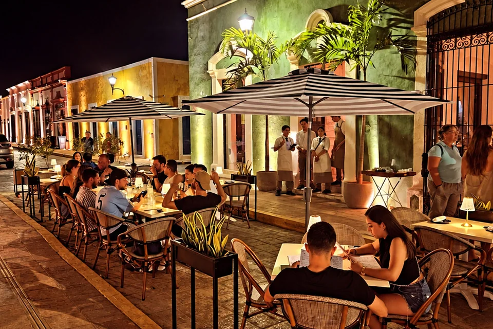 Mesas en la terraza de un restaurante de la calle 59, de noche, en el centro histórico de Campeche