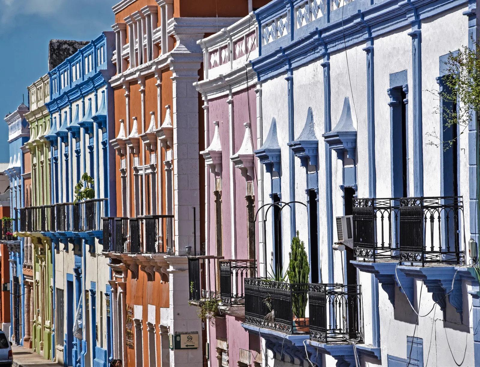 Balcones de hierro y fachadas de colores en la Calle 10 del centro histórico de Campeche