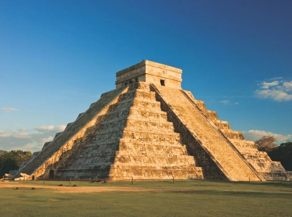 El Castillo, la pirámide de Kukulkán, en la zona arqueológica de Chichén Itzá