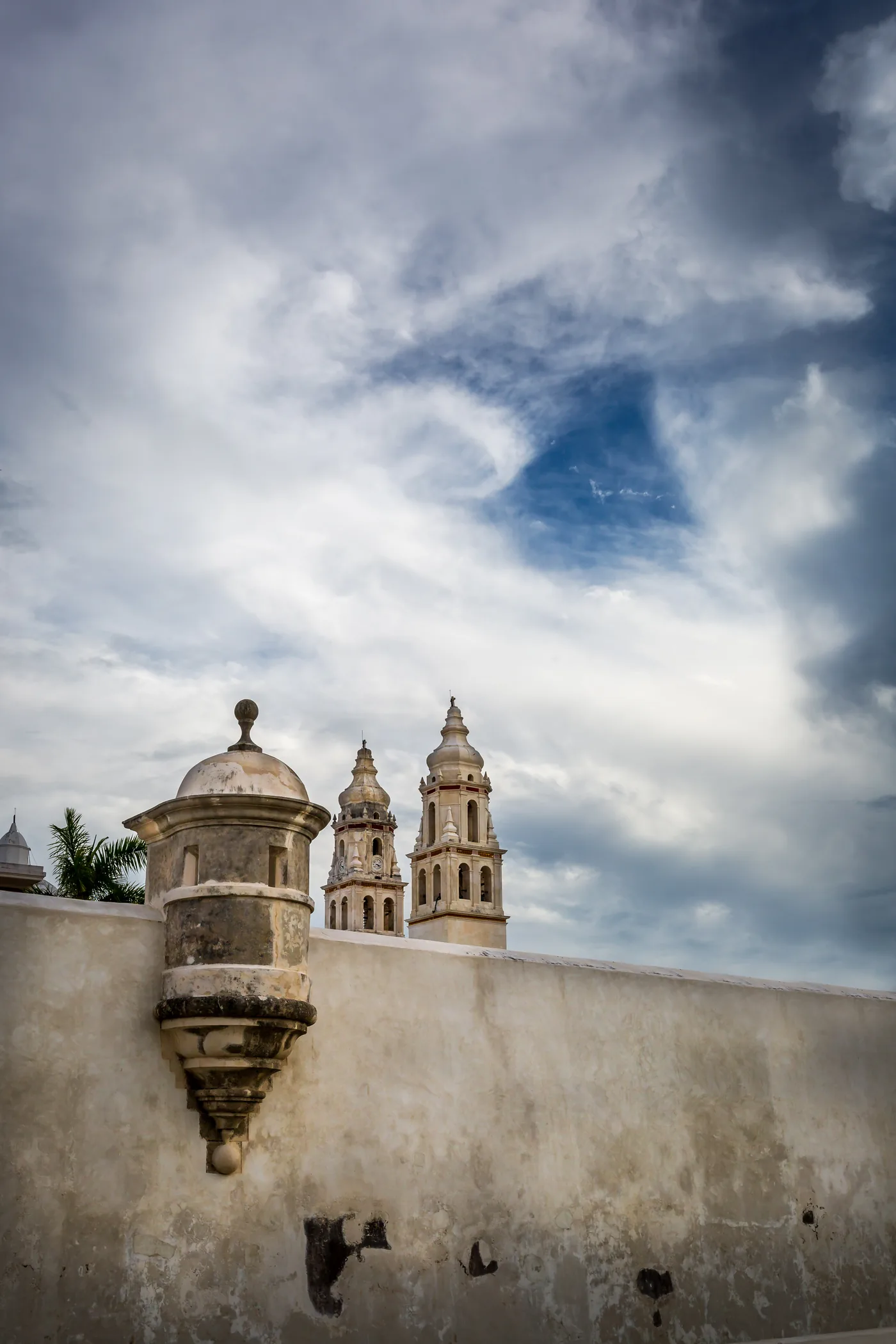 Garita de la muralla de Campeche con las torres de la Catedral al fondo